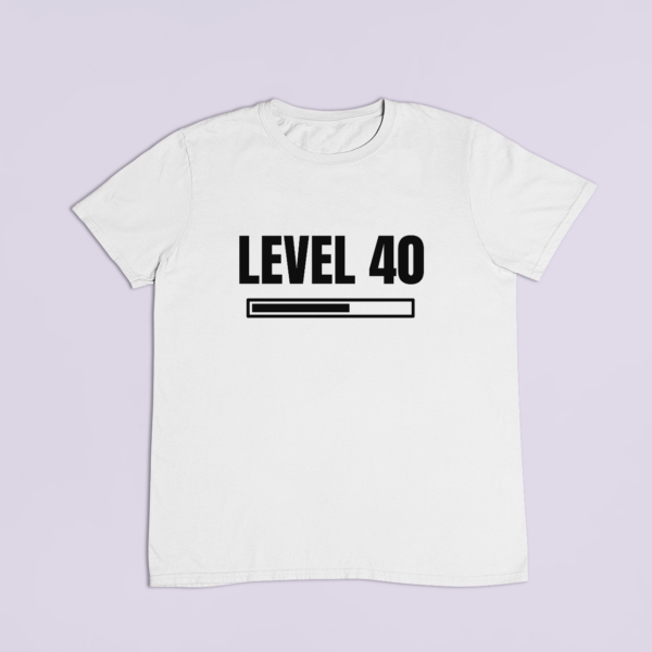 Level 40 – T-Shirt in Weiss mit dem Motiv auf der Brust