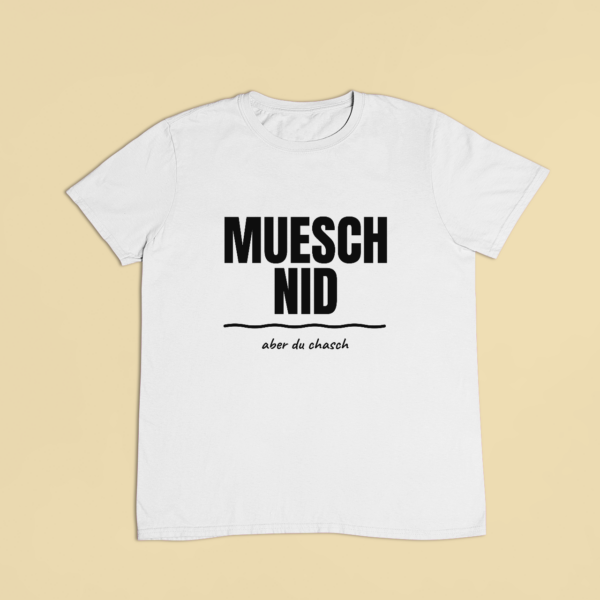 Muesch nid – T-Shirt in Weiss mit dem Motiv auf der Brust